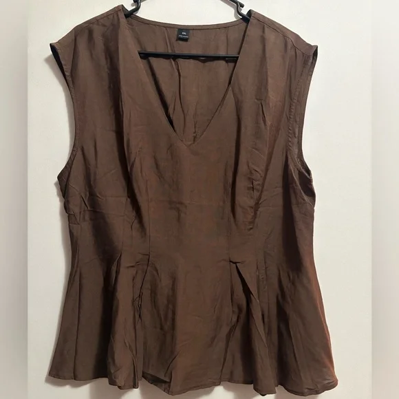 Sleeveless Brown V-Neck Top - Picture 2 of 4